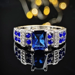 Anello vintage in argento con grande pietra blu rettangolare e diamanti laterali