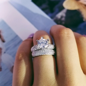 Vista detallada de un set de anillos de novia de plata con diamantes talla corona
