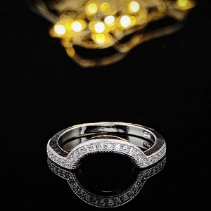 Primer plano de anillo ondulado de plata S925 con micro pavé de circonitas blancas