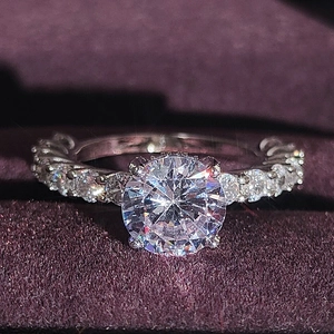 Anello di fidanzamento classico in argento con zircone e pavé in una scatola viola