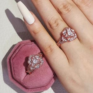 Anillo de rosa en oro rosa con pavé de circonitas y diseño de banda trenzada