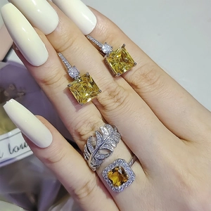 Verstellbares zweiteiliges Schmuckset mit gelbem quadratischem Edelsteinring und Blattring