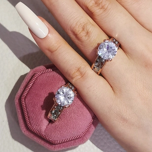 Klassieke roségouden ring met een grote ronde diamant en filigraan uitgehold ontwerp