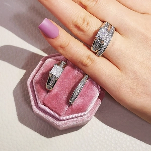 Set de anillos de compromiso corte princesa en plata con estuche de terciopelo