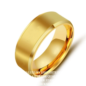 Anello largo uomo placcato oro lucido con bordi smussati su sfondo bianco