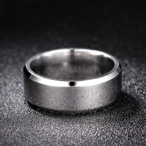 Vista macro di un anello in acciaio argento da 8 mm con finitura opaca e bordi lucidati