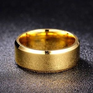 Dettaglio macro dell'anello d'oro da uomo con finitura spazzolata e bordi lucidi