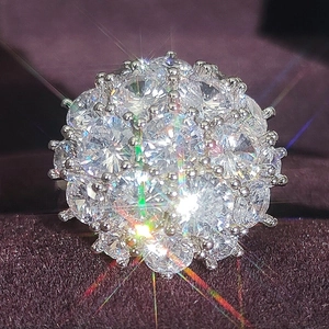 Anello floreale con cristalli rotondi scintillanti su sfondo di velluto viola scuro