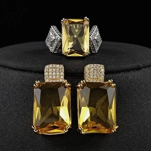 Detailansicht des silbernen Schmucksets mit gelben Steinen und Pavé-Zirkonia-Verzierung