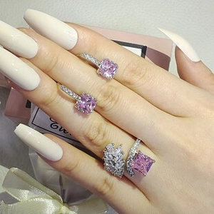 Detailaufnahme von Schmuckset mit rosa Edelsteinen und silbernem Blattring im Set