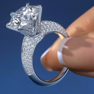 Anillo de compromiso floral de lujo en oro blanco de 18K con pavé de diamantes