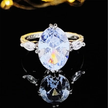 Makroaufnahme des Drei-Steine-Rings mit rosa ovalem Edelstein und Seitendiamanten