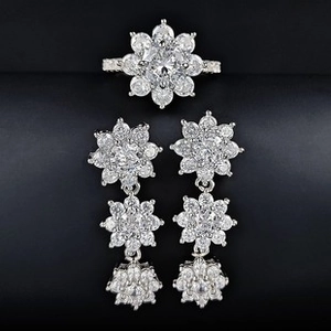 Detailansicht des silbernen Blumenschmucksets mit weißen Zirkonia-Kristallen