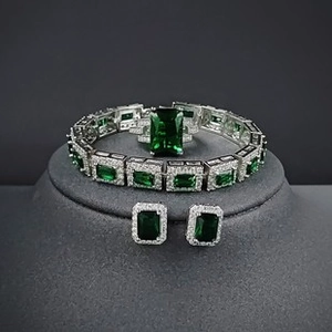 Klassisches Silberschmuckset mit smaragdgrünen Edelsteinen und Pavé-Fassung aus Diamanten