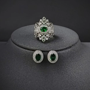 Nahaufnahme von Smaragd-Schmuckset mit silbernem Heiligenschein und weißen Diamanten im Set