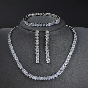 Detailansicht eines silbernen Schmucksets mit quadratisch geschliffenen Zirkoniasteinen