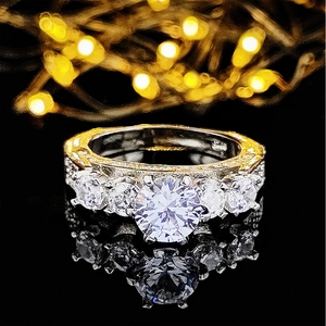 Detalle macro de un anillo de lujo en plata con circonita redonda y piedras brillantes