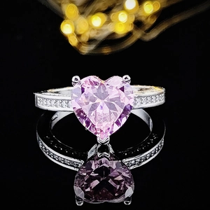 Eleganter Silberring mit großem rosa Herz-Zirkon und pavégefassten Kristalldetails