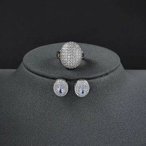 Luxus Schmuckset mit ovalem Halo-Ring und passenden Ohrringen mit Zirkonia-Steinen