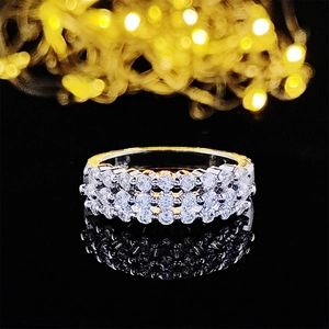 Vista macro detallada de un anillo de plata con doble fila de pavé y circonitas brillantes