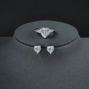 Elegantes herzförmiges Schmuckset mit Zirkonia-Ring und passenden Ohrsteckern