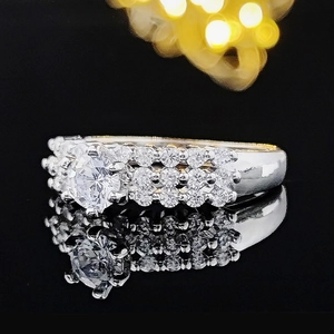 Macro de anillo de lujo en plata con gran solitario y pavé de diamantes sobre fondo negro