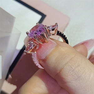 Bague rose gold avec pierre ovale rose et détails de pierres en goutte d'eau