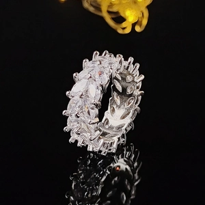Dettaglio ravvicinato dell'anello eternity con zirconi taglio marquise e incastonatura a griffe
