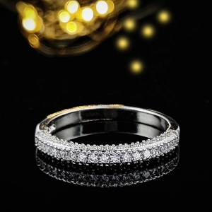 Primer plano detallado de anillo de plata con tres filas de circonitas cúbicas pavé