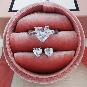 Elegantes herzförmiges Silber-Schmuckset mit weißen Zirkonia Ringen und Ohrringen