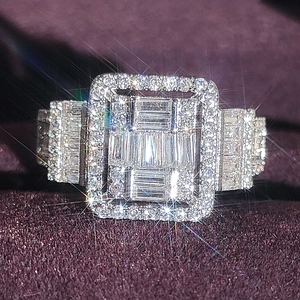 Luxuriöser geometrischer Diamantring mit rechteckigem Schliff auf lila Samt