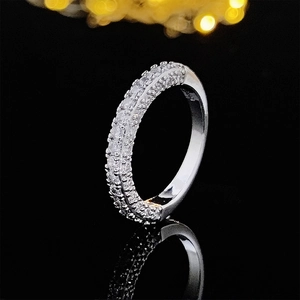 Vista macro de un anillo de plata S925 con tres filas de circonitas micro-pave