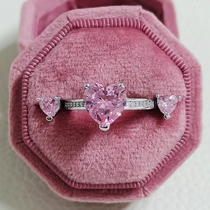 Rosa herzförmiger Edelsteinring mit Seitensteinen in einer rosa Samt-Schmuckschatulle