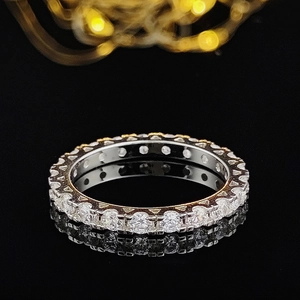 Set anello eternity in argento con pietre a taglio tondo su una superficie a specchio nera