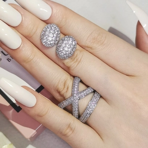 Elegantes Silber-Schmuckset mit Zirkonia-Kreuzring und ovalen Ohrsteckern im Pave-Stil
