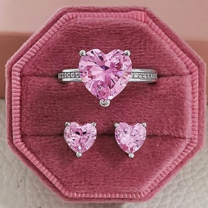 Schmuckset mit rosa Herz-Ring und Ohrringen in einer rosa Samtbox