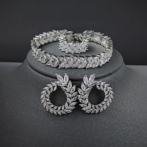 Luxuriöses Weidenblatt-Schmuckset mit Kristallkette, Ring und Ohrringen für Damen