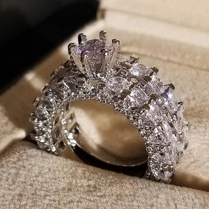 Foto macro de anillo de plata con solitario redondo y sello grabado S925
