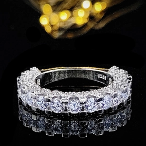Primer plano del anillo de plata S925 con tres filas de piedras preciosas brillantes
