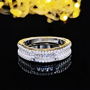 Primer plano de anillo de plata S925 con tres circonitas rectangulares y pavé de diamantes