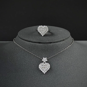 Elegantes silbernes Herzschmuck-Set mit funkelnder Zirkon-Halskette und passendem Ring