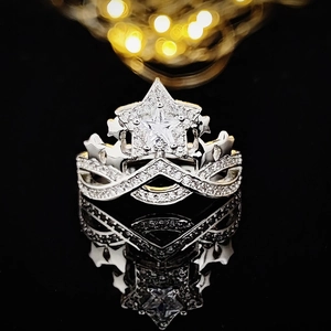 Lujoso anillo de estrella de plata con brillantes cristales de circonita cúbica micro-pave