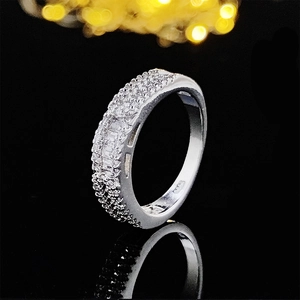 Detalle del sello S925 de plata de ley en el anillo con pavé de circonitas