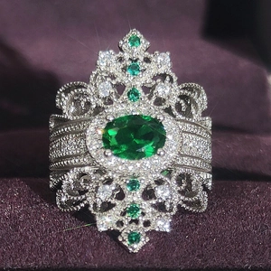 Vintage-Smaragdring mit filigraner Silberfassung und umgebenden weißen Diamanten