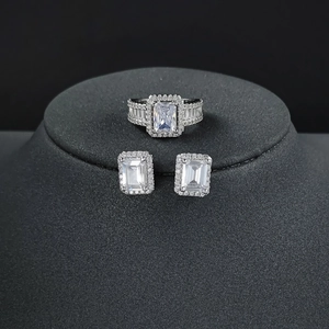 Elegantes Schmuckset aus Silber mit Zirkonia im Smaragdschliff inklusive Ring und Ohrringe