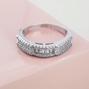 Primer plano del anillo de plata S925 con diamantes talla baguette y pavé brillante