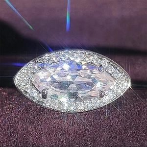 Foto macro de anillo de zafiro corte marquesa con halo de diamantes en terciopelo