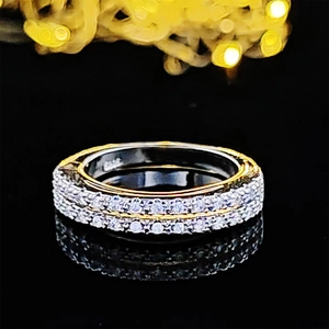 Anillo minimalista de doble capa de plata con rayas doradas y circonitas blancas