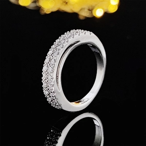 Elegante anillo de metal plateado con circonitas blancas microengastadas en varias filas