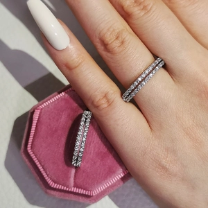 Detalle del anillo de plata con doble fila de diamantes pavé y acabado elegante y brillante